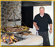 Hundr�cker Spie�braten auf dem Schwenkgrill