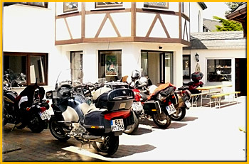 Auch Motorräder und Biker sind herzlich willkommen Auch Motorräder und Biker sind herzlich willkommen